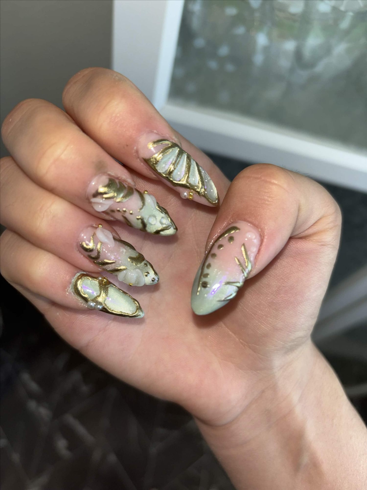 Botanisk nail art i salviegrøn, rosa og guld
