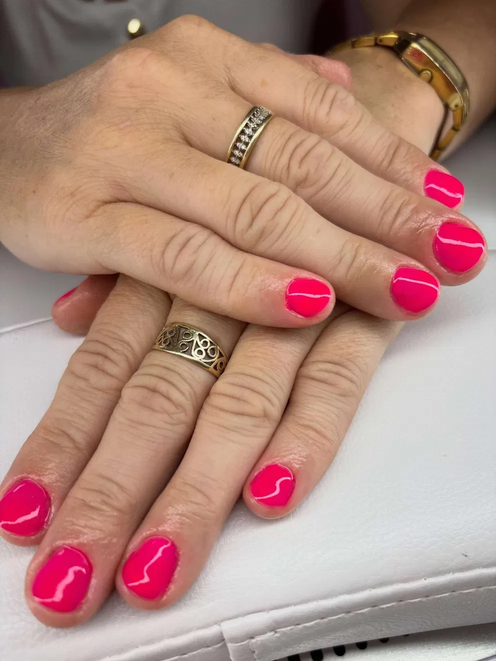 Klar pink gel polish på korte naturlige negle
