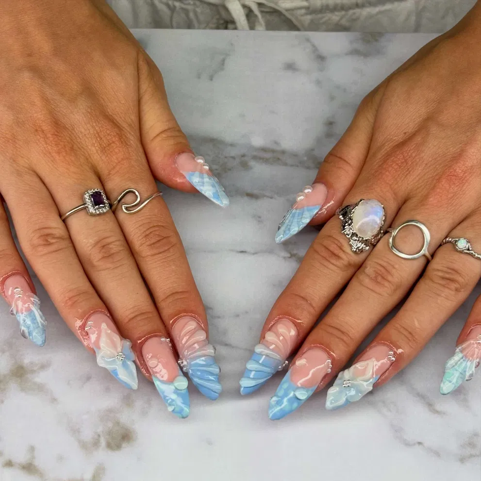 Blå og rosa nail art med lange skulpturelle detaljer