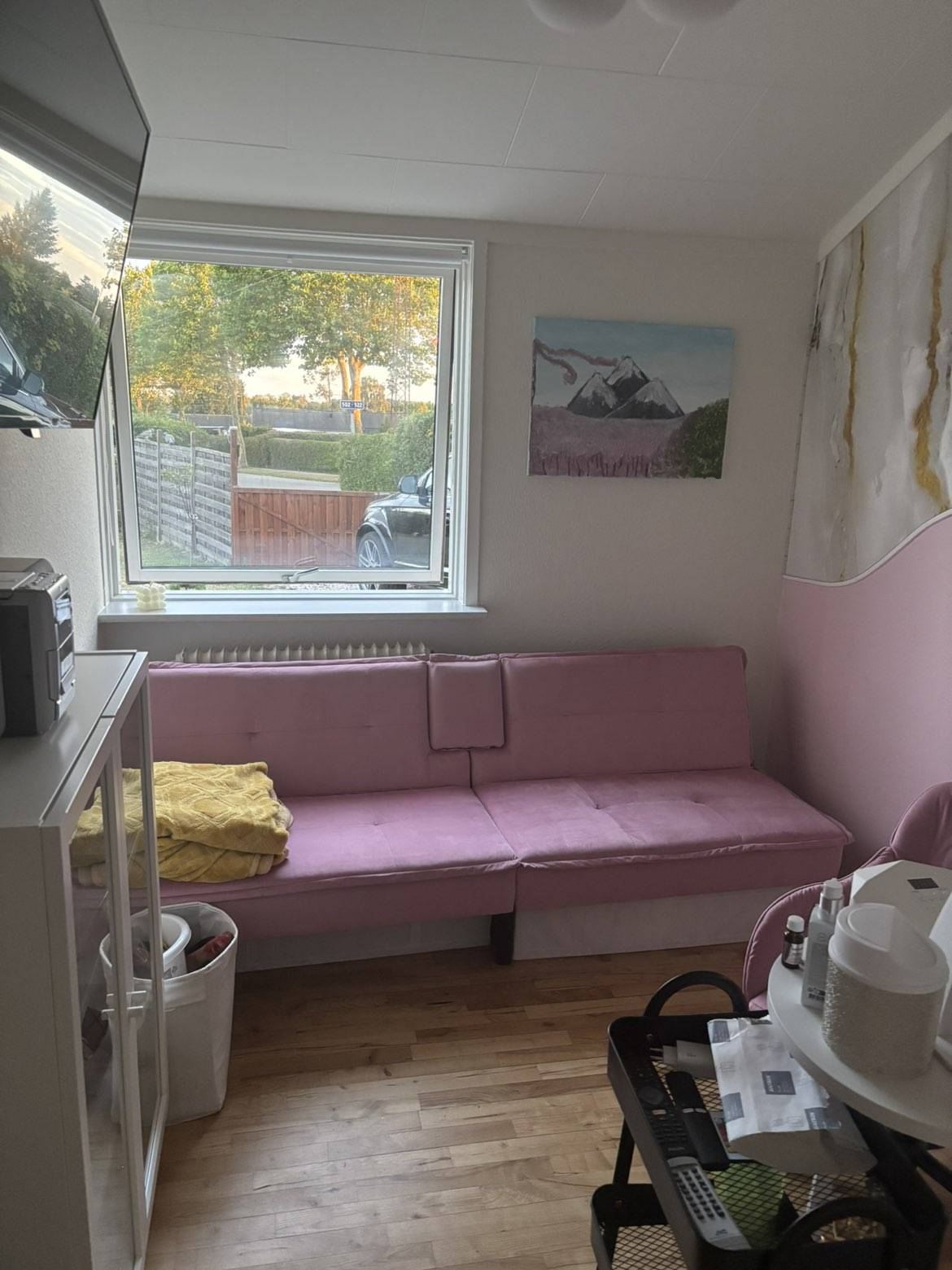 Den hyggelige rosa venteplads hos Nails JLW