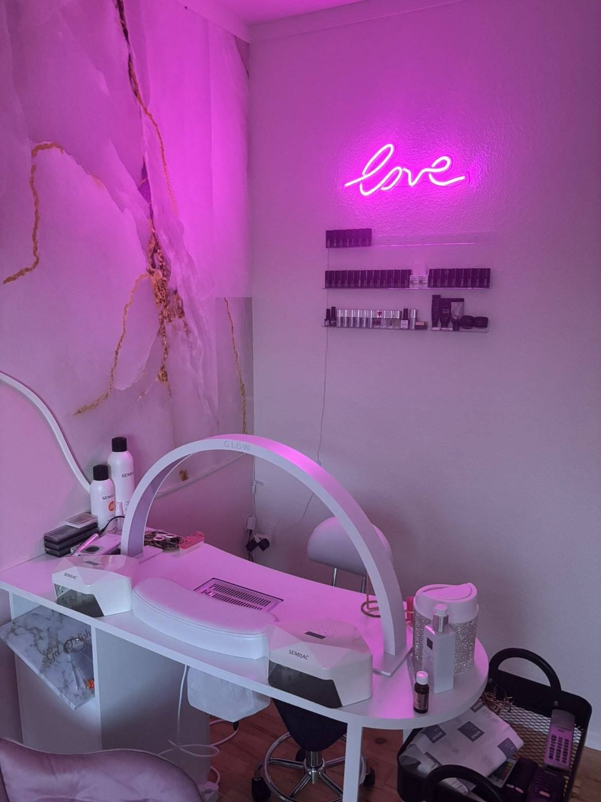 Neglebordet hos Nails JLW med rosa neonlys